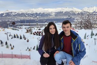 Gautier et sa compagne Solène posent fièrement devant leur domaine skiable miniature
