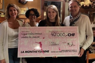 De gauche à droite: Magaly Lambert, présidente de l’association La Montheysanne, Sarah Boissard, infirmière cheffe de la Ligue valaisanne contre le cancer, Lysiane Goulet, assistante sociale de la Ligue valaisanne contre le cancer, et Franck Moos, directeur de la ligue valaisanne contre le cancer.