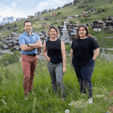 François Biollaz, Corinne Card, Elodie Vuichoud devant le village de Vernamiège