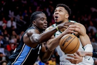 Clint Capela (à gauche) tente de s'interposer devant Giannis Antetokounmpo, l'homme du match. KEYSTONE/EPA/ERIK S. LESSER