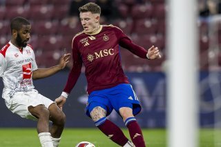 Duel entre le Stadiste Mohamed Abdallah (à gauche) et le Servettien Bendeguz Bolla dans une rencontre qui a souri à la "lanterne rouge". KEYSTONE/MARTIAL TREZZINI