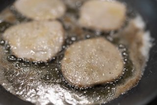 La proposition de loi visant à restreindre la fabrication et la vente de produits contenant des PFAS ou polluants éternels exclut les ustensiles de cuisine, après une forte mobilisation des fabricants. KEYSTONE/GAETAN BALLY