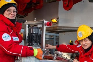 Clara Leistenschneider (à gauche), première auteure, et Patricia Holm, responsable du groupe de recherche, ont trouvé plus de microplastiques que prévu dans les échantillons d'eau de mer de l'Antarctique. Université de Bâle/Patricia Holm