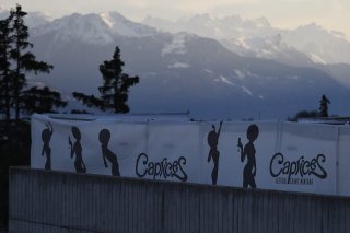 La police cantonale a mis la main sur une impressionnante diversité de produits stupéfiants au Caprices Festival à Crans-Montana (archives). KEYSTONE/MAXIME SCHMID