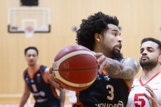 Une victoire presque inespérée pour Nathaniel West et Union Neuchâtel à Massagno. KEYSTONE/TI-PRESS/Alessandro Crinari