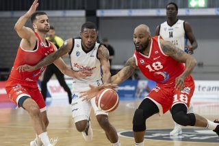 Auteur de 20 points, Eric Nottage (au centre) fut le grand artisan du succès fribourgeois mardi KEYSTONE/ANTHONY ANEX