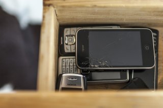 Près d'un habitant sur deux en Suisse laisse son ancien smartphone dormir dans un tiroir. (archives) KEYSTONE/GAETAN BALLY