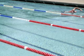 A la faveur d'un référendum, les Carougeois sont appelés à dire le 9 juin s'ils acceptent de consacrer 74,5 millions de francs pour un nouveau centre aquatique à la Fontenette (illustration). KEYSTONE/ANTHONY ANEX