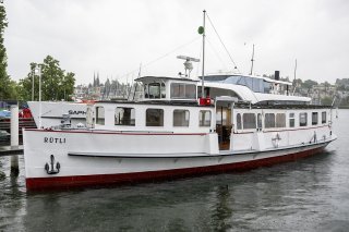 Le "Rütli", le plus ancien bateau en activité sur le lac des Quatre-Cantons, est désormais équipé d'un moteur électrique. KEYSTONE/URS FLUEELER
