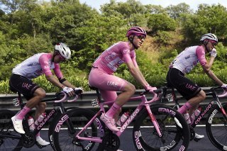 Pogacar a paradé avec son maillot rose dimanche à Rome KEYSTONE/AP/Fabio Ferrari