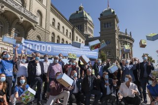 Les signatures en faveur de l'"initiative biodiversité" avaient été déposées en septembre 2020, en pleine pandémie (archives). KEYSTONE/ALESSANDRO DELLA VALLE