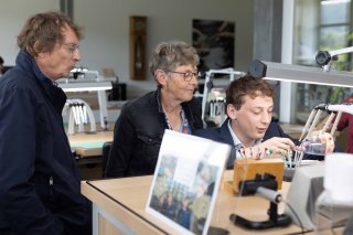 Aurèle et ses parents lors de la remise des CFC en 2023