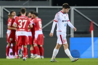 Deception du milieu valaisan Liam Chipperfield apres le deuxieme but des bernois lors de la rencontre de football de Challenge League entre FC Sion et FC Thun le vendredi 15 mars 2024 au stade de Tourbillon a Sion. (KEYSTONE/Jean-Christophe Bott)