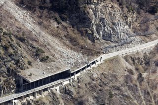 Dans la nuit du 23 au 24 mars 2024, un éboulement a entraîné la fermeture de la route Sierre-Vissoie puis le 29 mars, un bloc de plus d'une tonne a transpercé la galerie