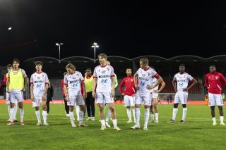 Les joueurs valaisans a la fin du match, lors de la rencontre du championnat de football de Challenge League entre le FC Sion et le FC Vaduz ce samedi, 6 avril 2024 au stade de Tourbillon a Sion. (KEYSTONE/Cyril Zingaro)