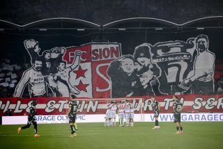 Le tifo du Gradin Nord avec les joueurs des deux equipes lors de la demi-finale de la Coupe de Suisse de football entre FC Sion et FC Lugano le samedi 27 avril 2024 au stade de Tourbillon a Sion. (KEYSTONE/Jean-Christophe Bott)