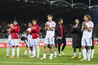 La deception des joueurs du FC Sion, lors de la demi-finale de la Coupe de Suisse de football entre FC Sion et FC Lugano le samedi 27 avril 2024 au stade de Tourbillon a Sion. (KEYSTONE/Cyril Zingaro)