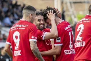 Die Spieler von Sion mit Theo Bouchlarhem, mitte rechts, feiern das Tor zum 0:1 beim Challenge League Spiel zwischen dem FC Aarau und dem FC Sion, am Donnerstag, 9. Mai 2024 auf dem Bruegglifeld in Aarau. (KEYSTONE/Urs Flueeler)