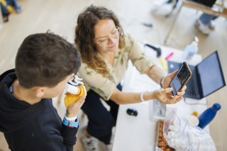 À l'école primaire de Chamoson, un enfant souffle dans un spiromètre afin de mesurer sa capacité pulmonaire.