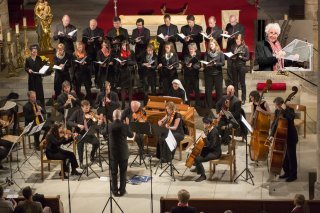 Liliane Varone a consolidé la Maîtrise dans tous ses registres, ici son ensemble vocal et instrumental