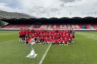 Des joueuses de tout le Valais prennent la pose devant le trophée de l'Euro féminin au Stade de Tourbillon