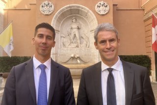 Le vice-commandant de la Garde Pontificale Suisse, le lieutenant-colonel Loïc Rossier, et le commandant de la police cantonale valaisanne, Christian Varone, dans la cour d'honneur de la caserne de la Garde Suisse à Rome