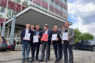 Le comité référendaire ce lundi matin devant la Chancellerie d'État à Sion.