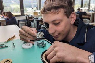 Travail sur un mouvement que je me suis acheté. Il s'agit d'un mouvement extra-plat "LeCoultre" datant des années 1920.
Extra-plat car il mesure ~3mm d'épaisseur (pivots de l'axe de balancier 0.069 mm)