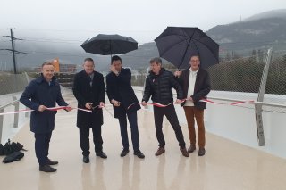 Les partenaires du projet ont bravé la pluie, avant de symboliquement couper le ruban au milieu de la passerelle.